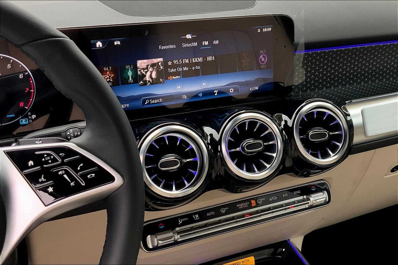 2025 Mercedes Benz GLB 250 photo 8