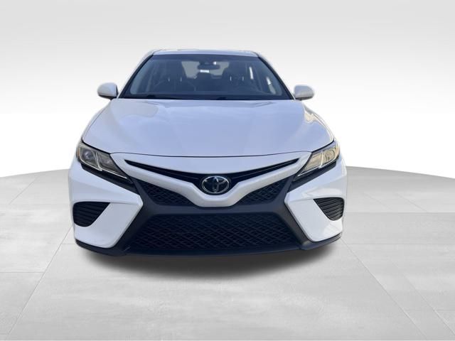 2018 Toyota Camry SE photo 2