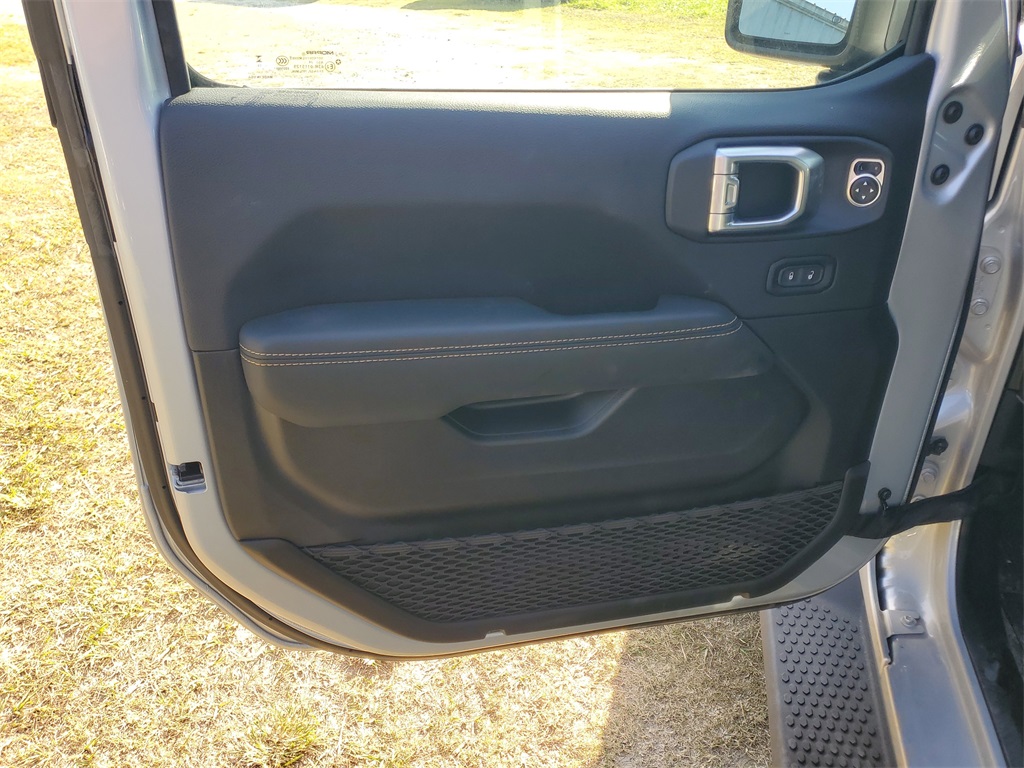 2024 Jeep Wrangler Sahara photo 9
