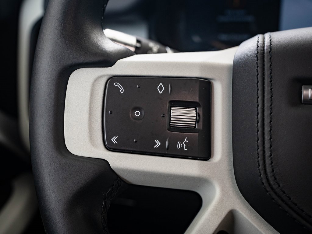 2020 Land Rover Defender 110 HSE photo 18