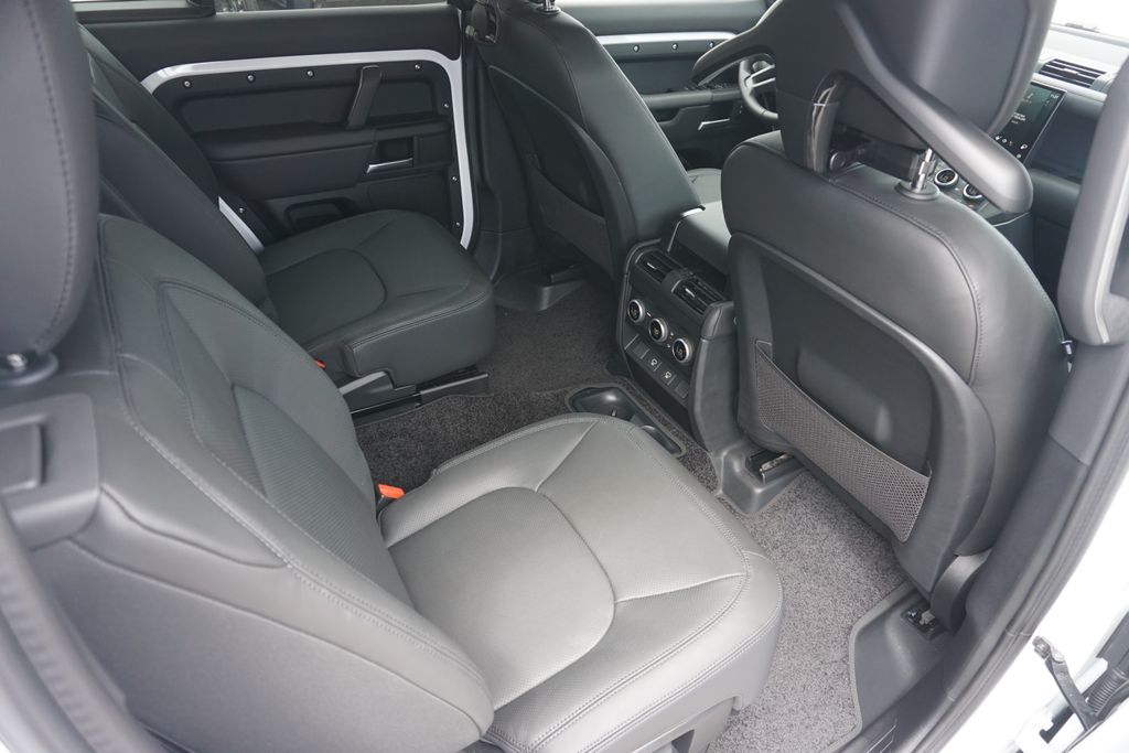2025 Land Rover Defender 130 X-Dynamic SE photo 25