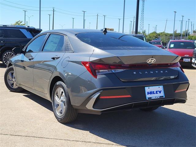 2025 Hyundai Elantra SE photo 3