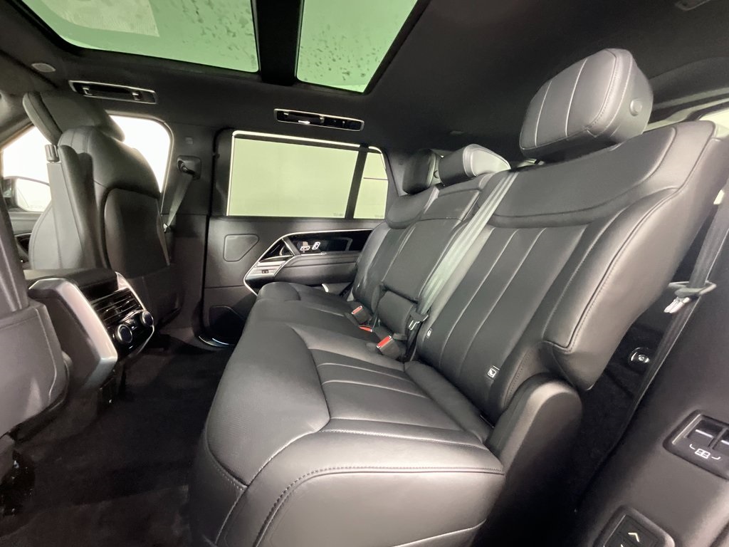 2025 Land Rover Range Rover SE photo 4