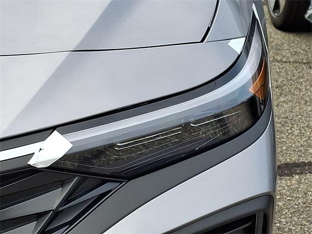 2025 Hyundai Elantra SE photo 4