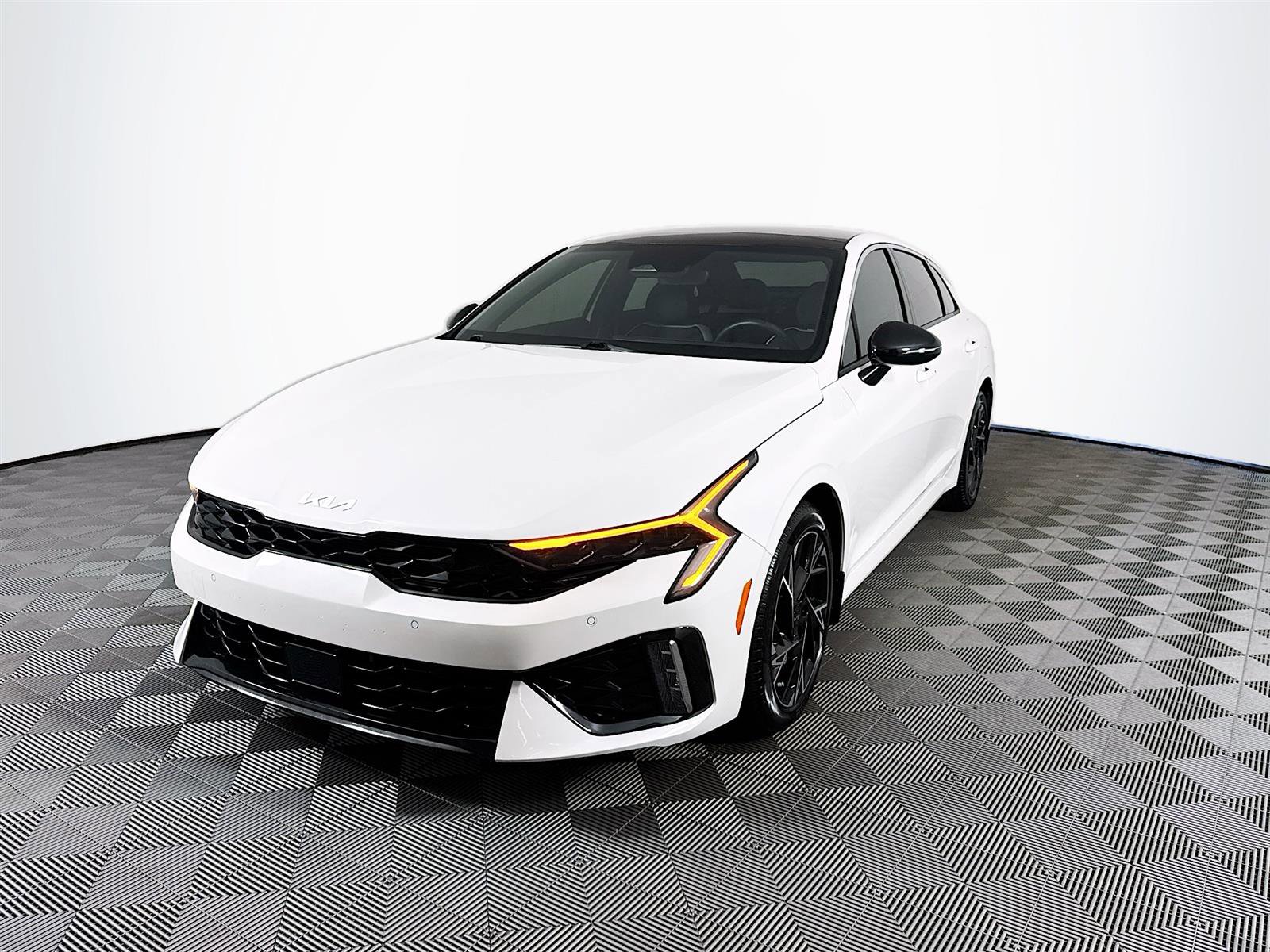 2025 Kia K5 GT-Line photo 2