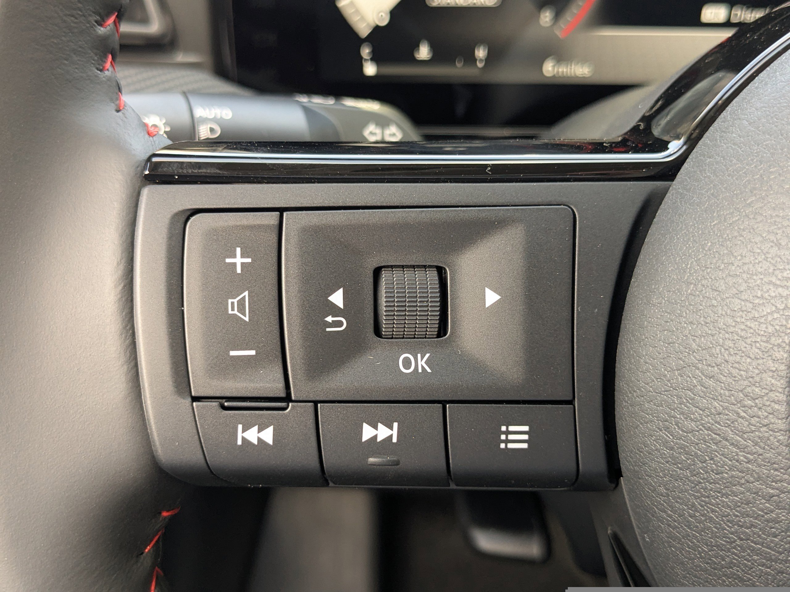 2025 Nissan Kicks SR photo 16