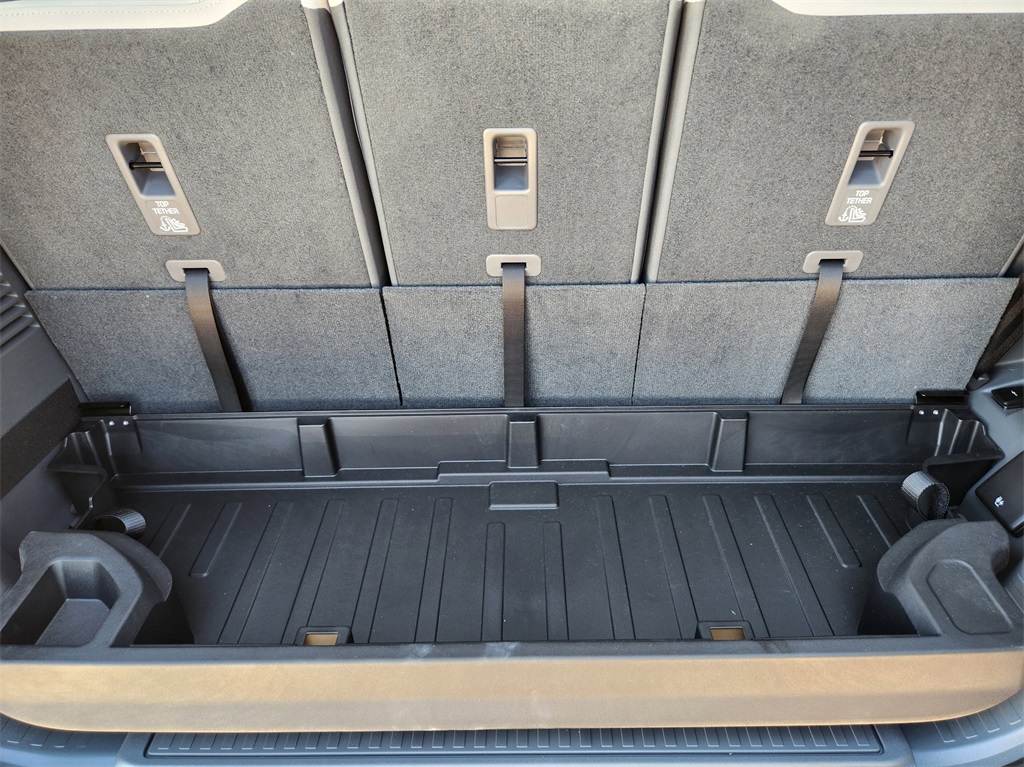 2025 Land Rover Defender 130 X-Dynamic SE photo 27