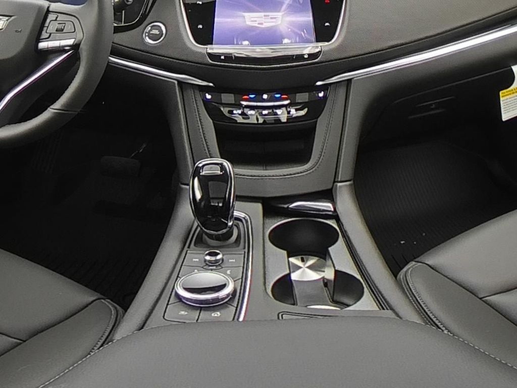 2025 Cadillac XT6 Luxury photo 11