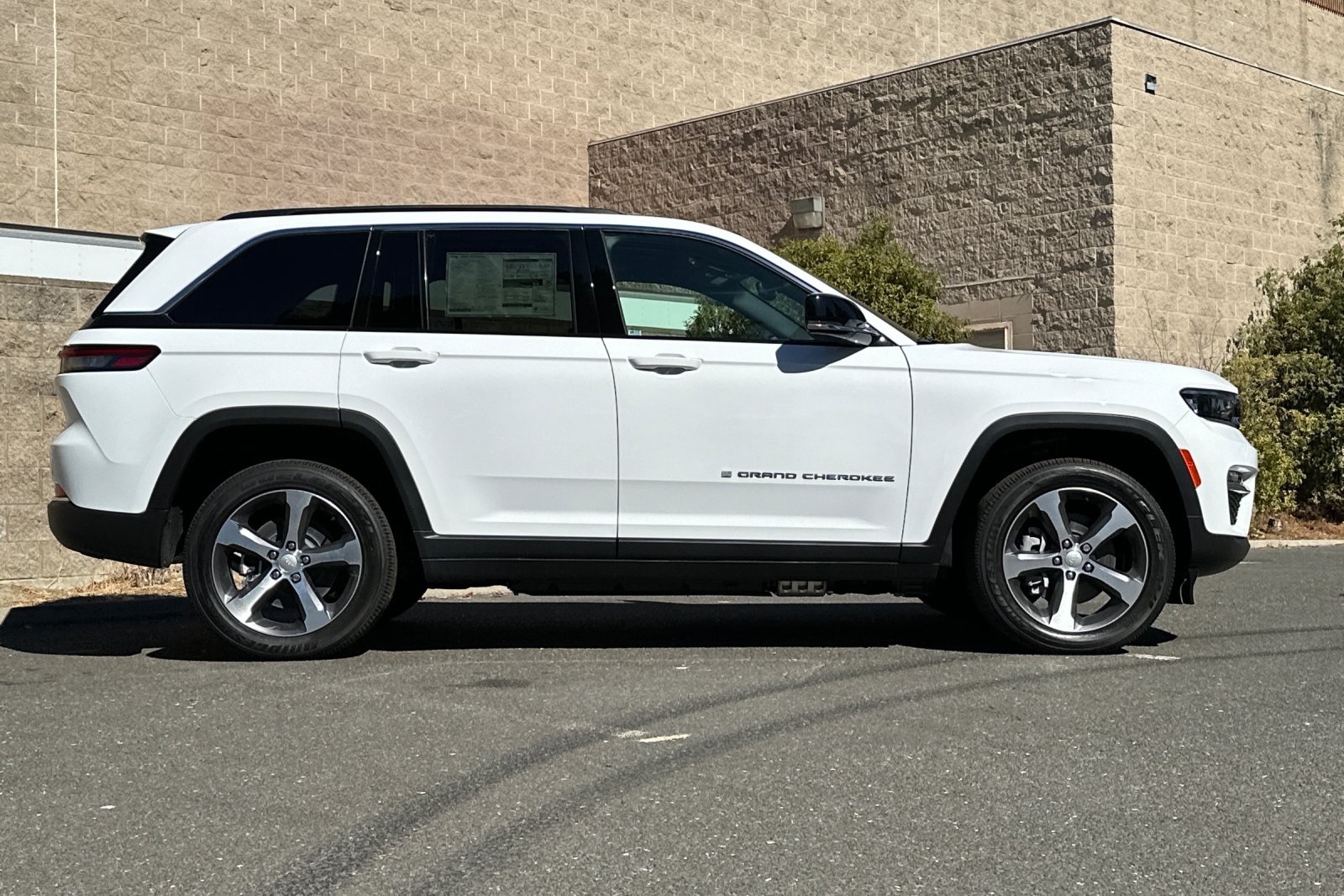 2024 Jeep Grand Cherokee 4xe photo 2
