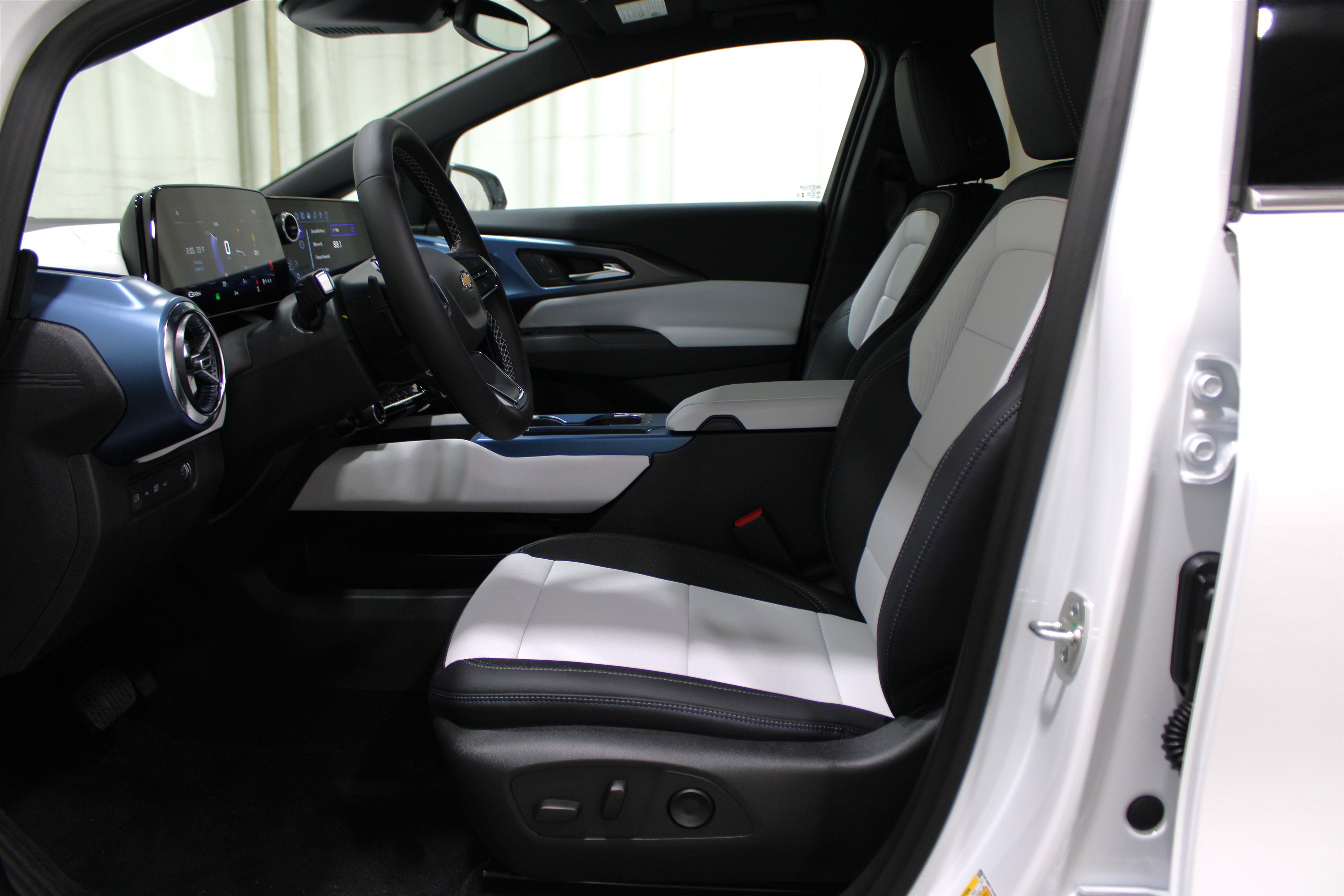 2026 Chevrolet Equinox EV LT photo 3