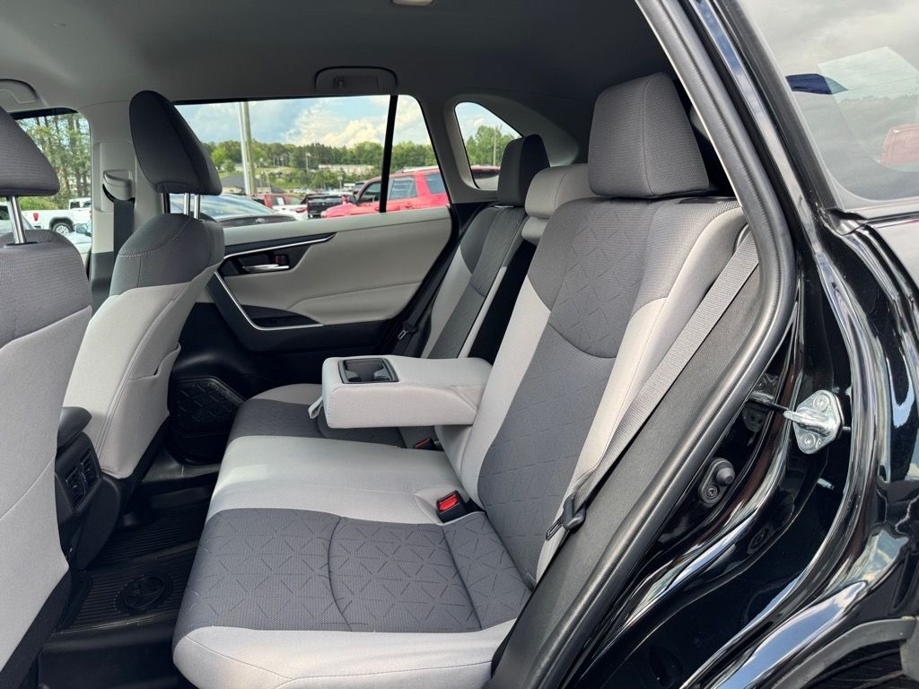 2022 Toyota RAV4 Hybrid XLE photo 10