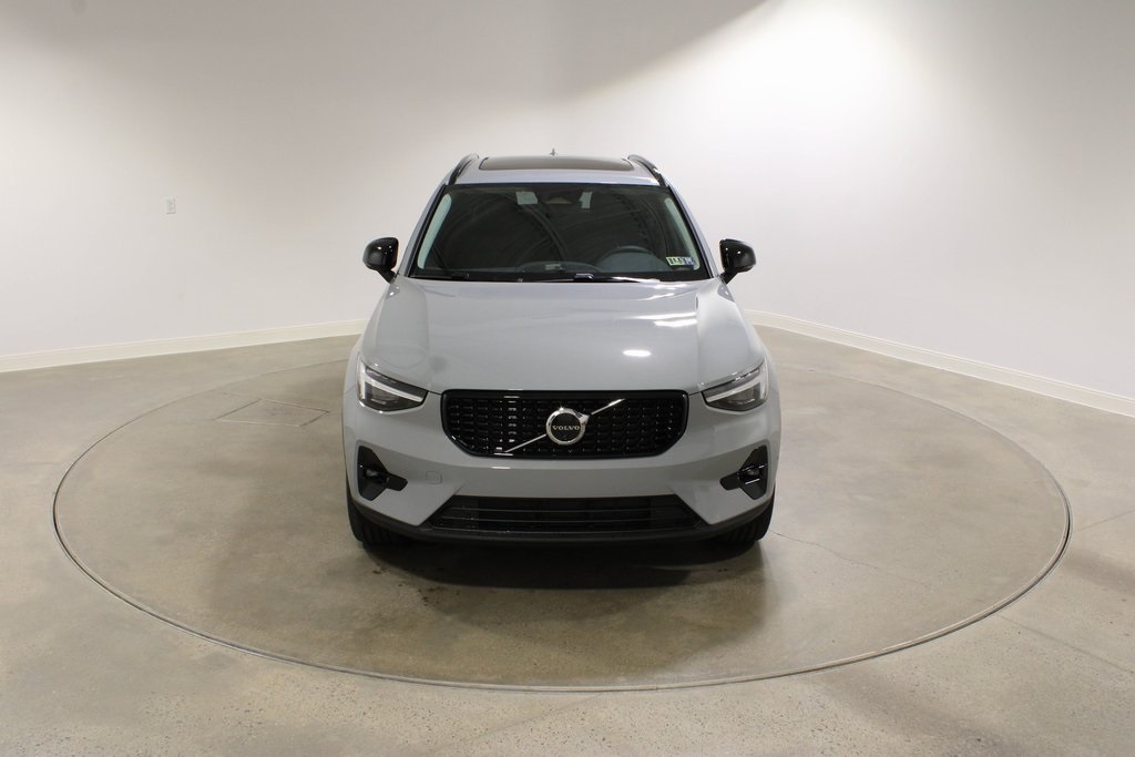 2026 Volvo XC40 Plus photo 2