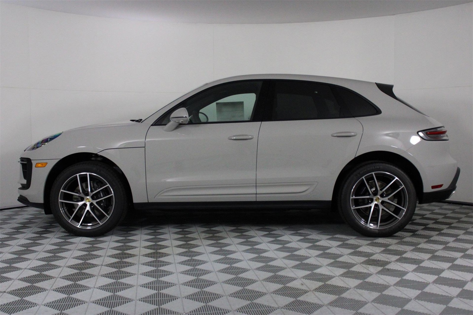 2026 Porsche Macan T photo 2