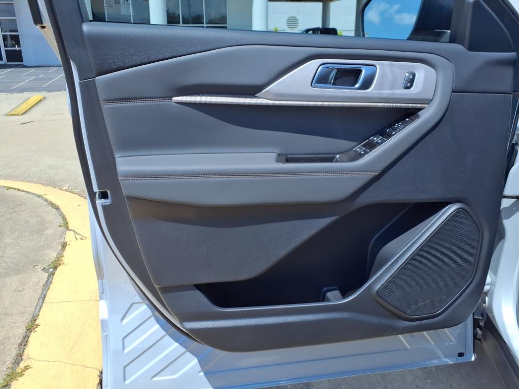 2025 Ford Explorer photo 19
