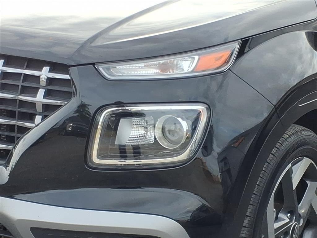 2024 Hyundai Venue SEL photo 3