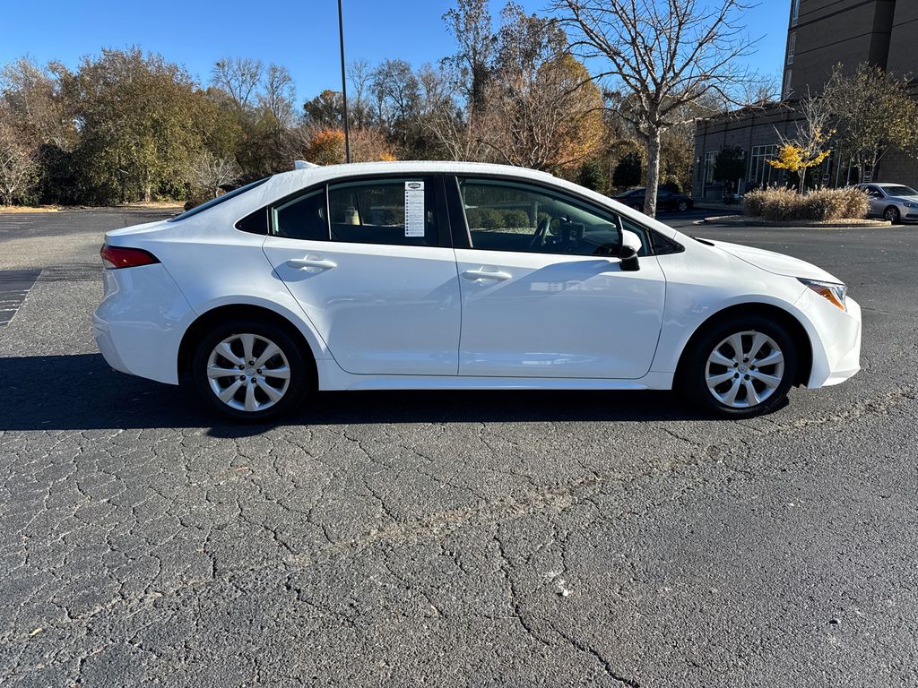 2025 Toyota Corolla LE photo 2