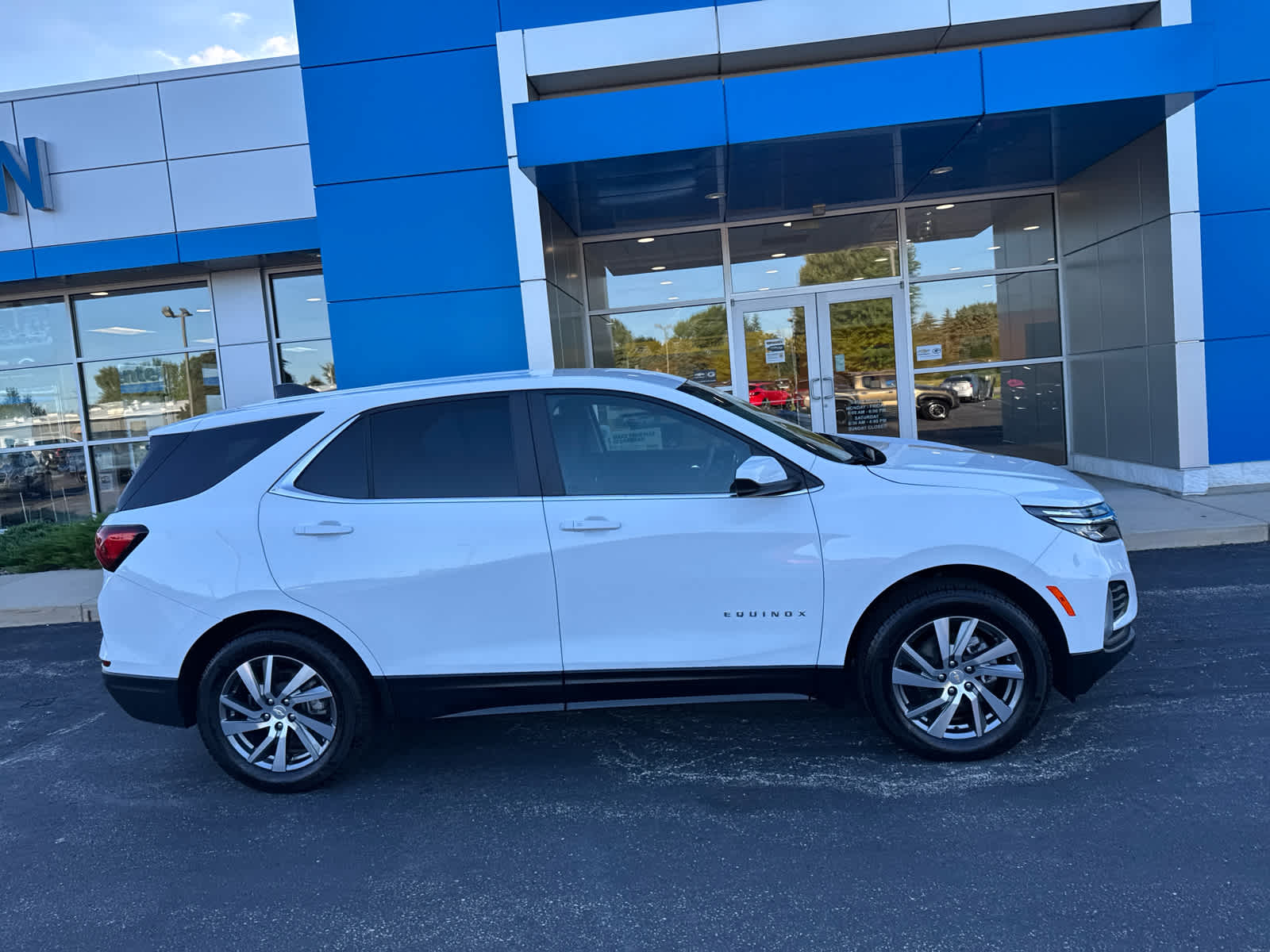 2023 Chevrolet Equinox LT photo 3