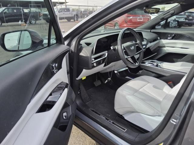 2023 Cadillac Lyriq Luxury photo 2