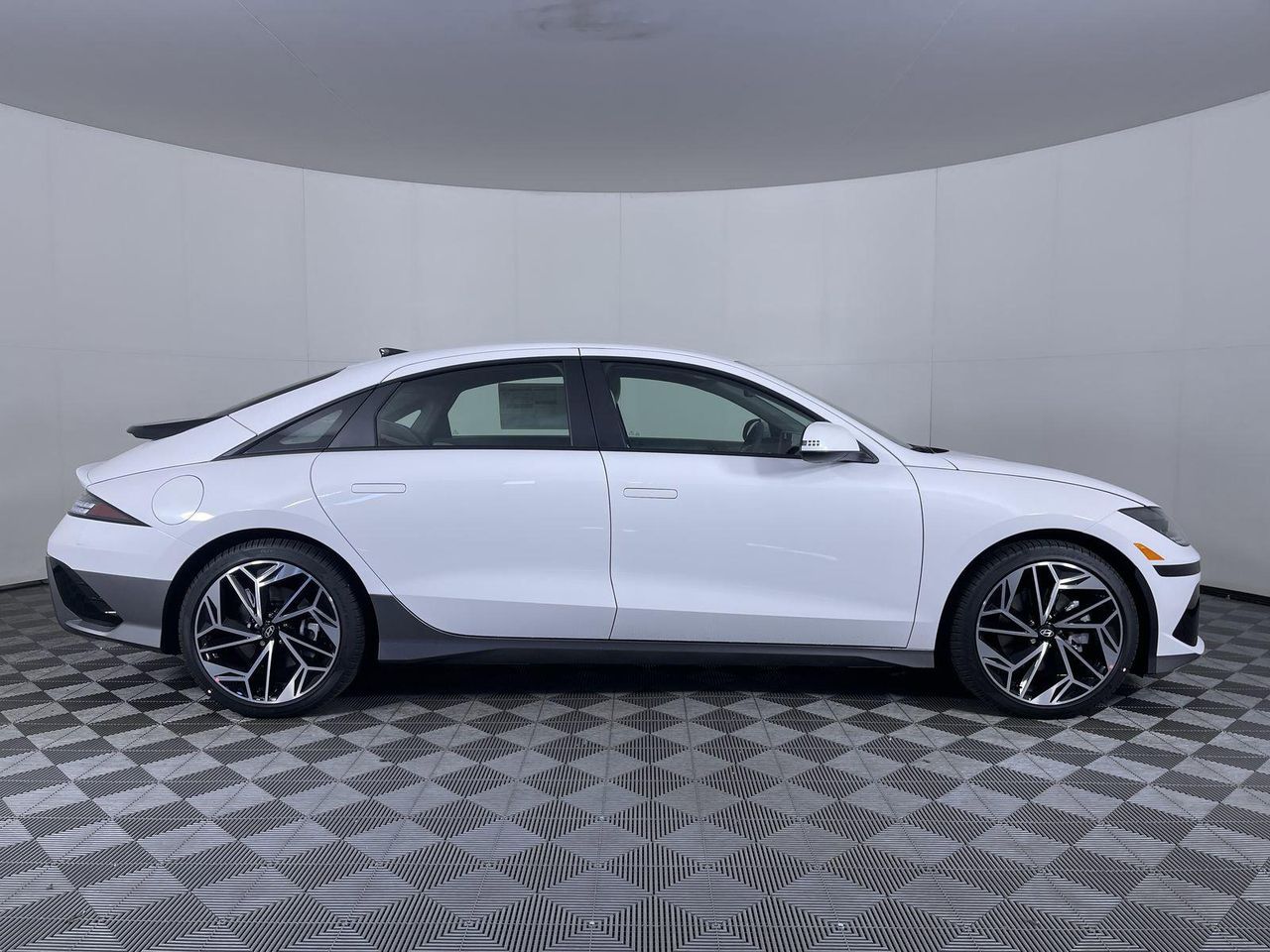 2025 Hyundai Ioniq 6 SEL photo 4