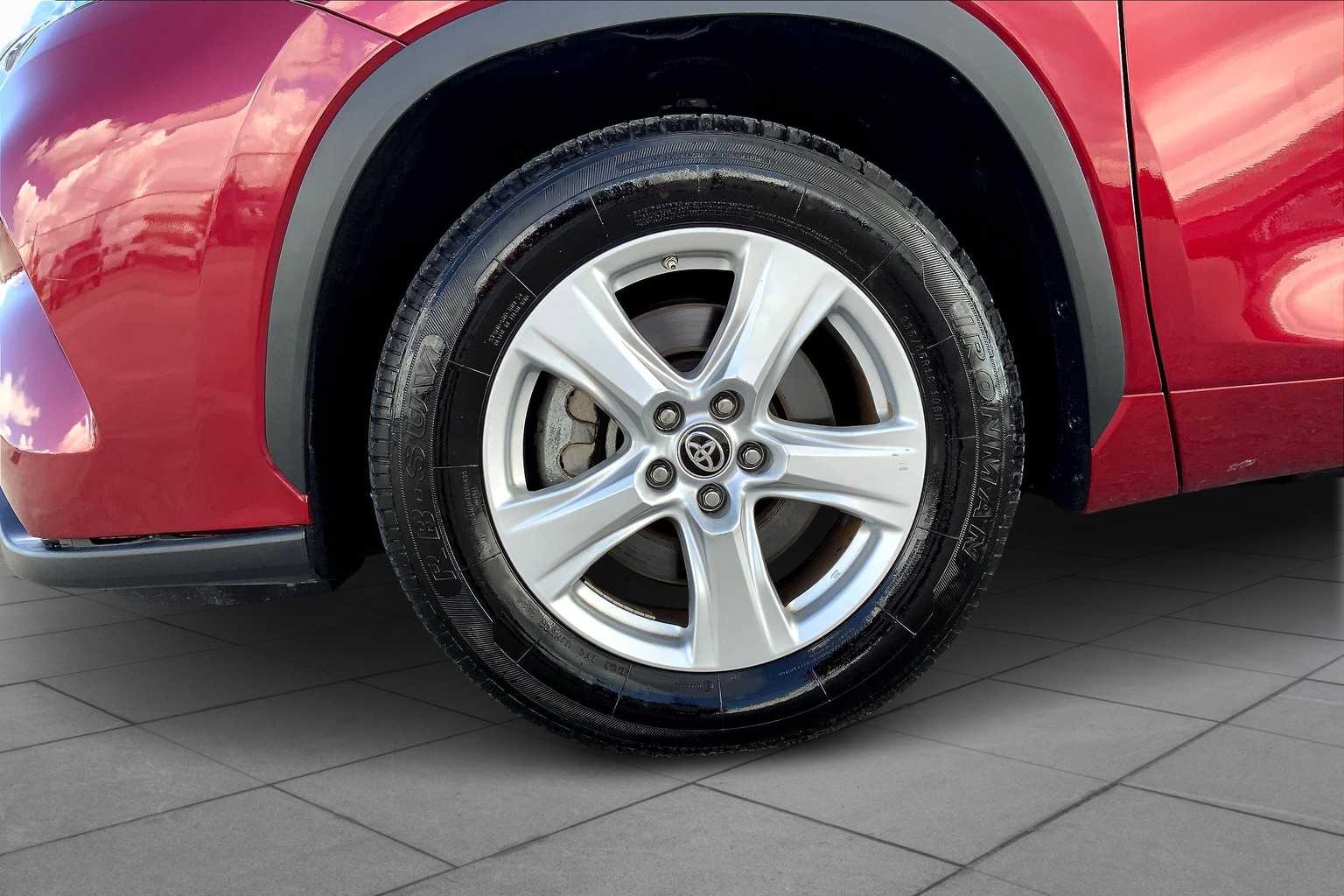 2024 Toyota Highlander LE photo 10