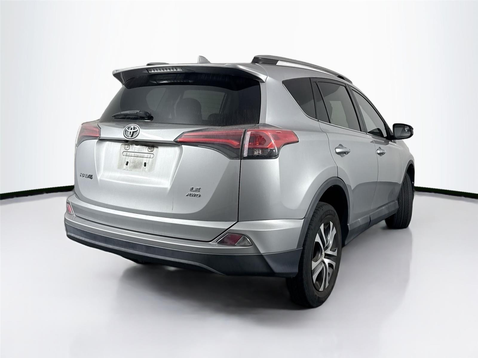 2017 Toyota RAV4 LE photo 5