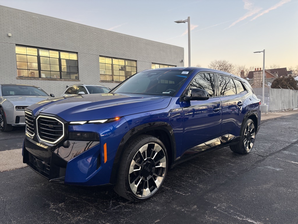 2023 BMW XM Base's photo