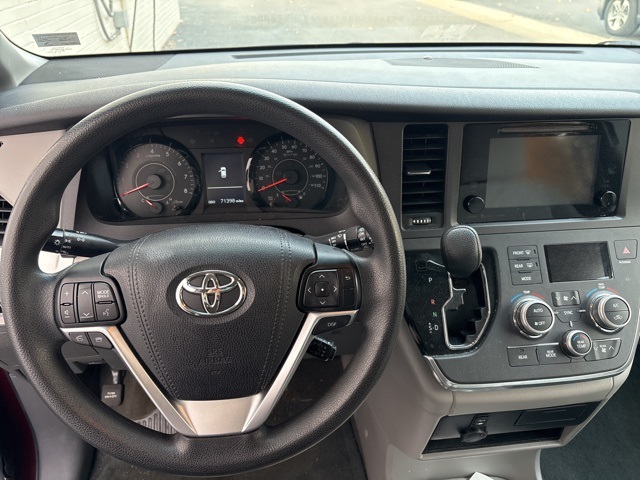 2017 Toyota Sienna L photo 4