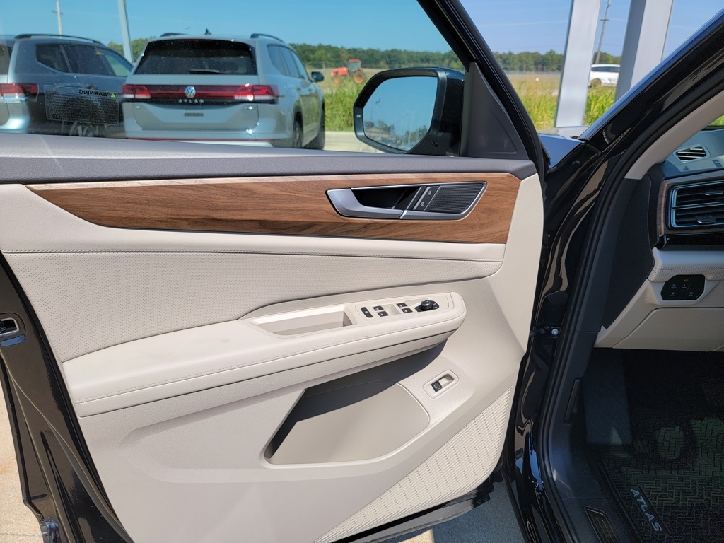 2025 Volkswagen Atlas SE Technology photo 21
