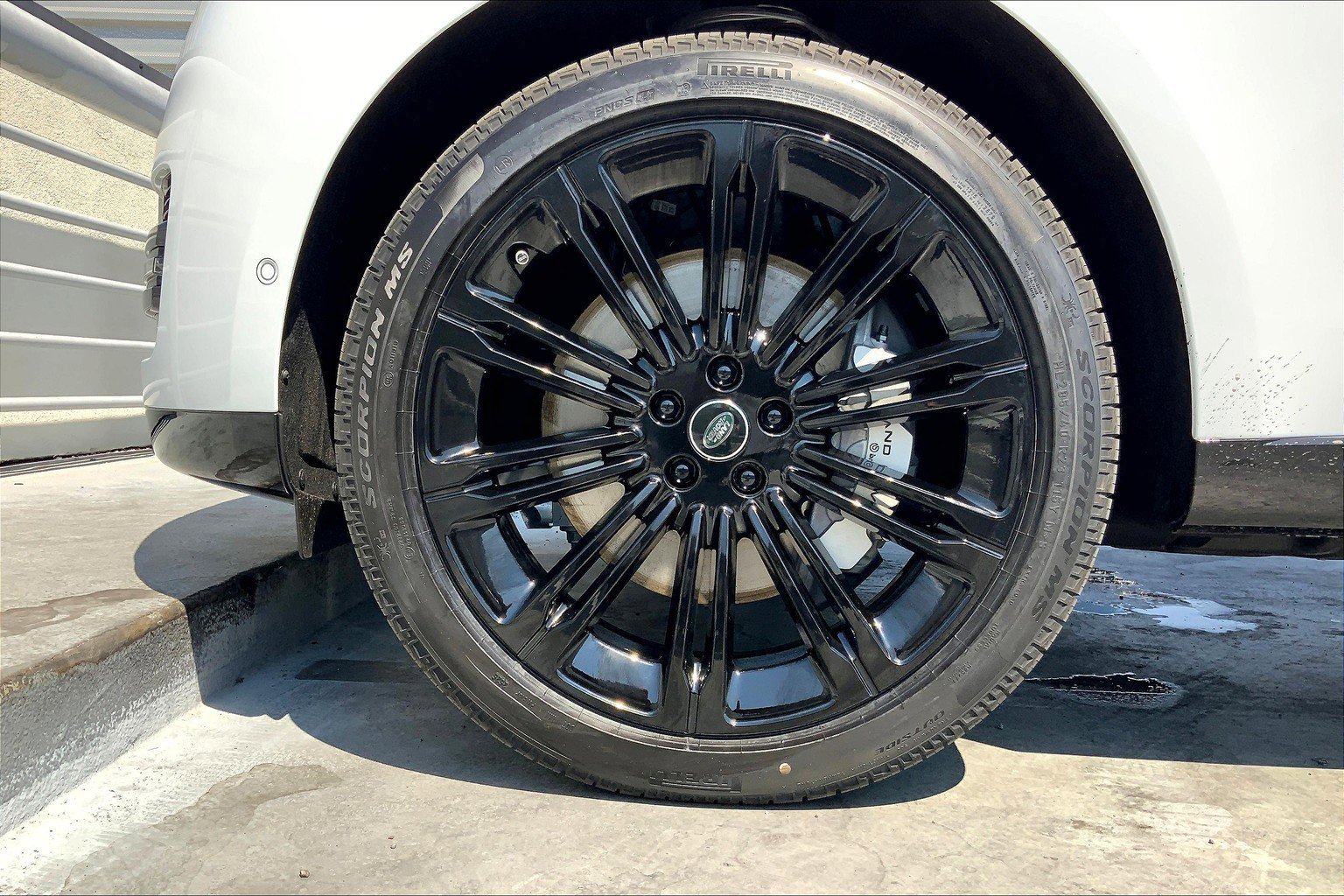 2025 Land Rover Range Rover SE photo 8