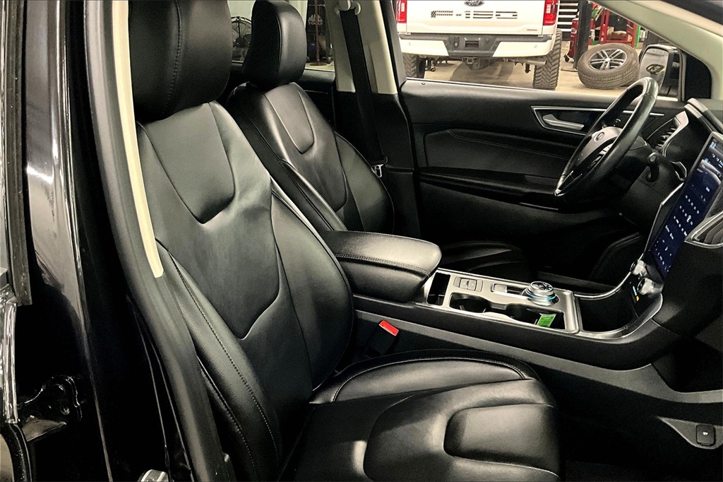 2022 Ford Edge Titanium photo 11
