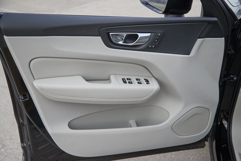 2025 VOLVO XC60 - Image 9