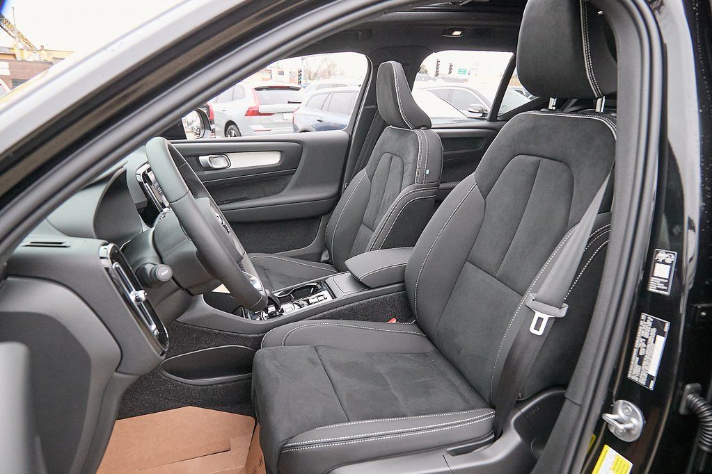 2026 VOLVO XC40 - Image 14