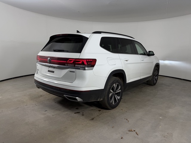 2025 Volkswagen Atlas SE photo 2