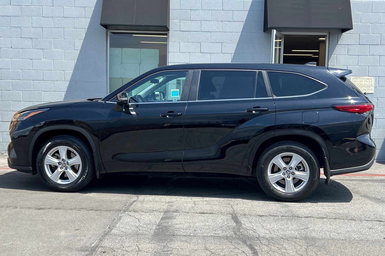 2023 Toyota Highlander L photo 7