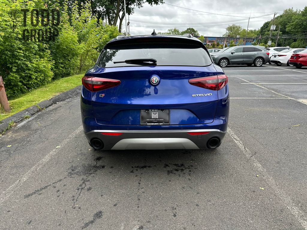 2022 Alfa Romeo Stelvio Ti photo 4