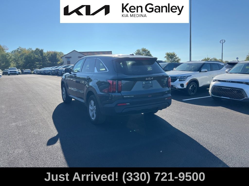 2023 Kia Sorento LX photo 7