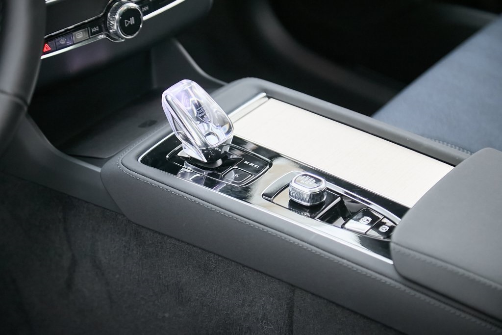 2025 VOLVO XC90 - Image 16