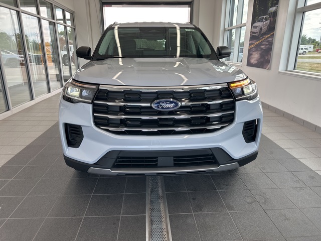 2025 Ford Explorer photo 2