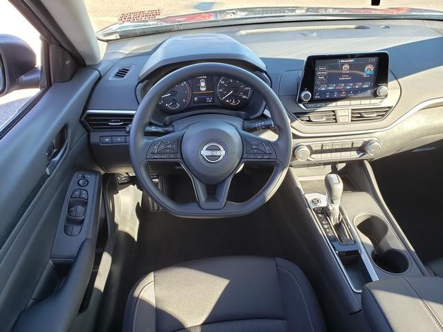 2025 Nissan Altima S photo 12