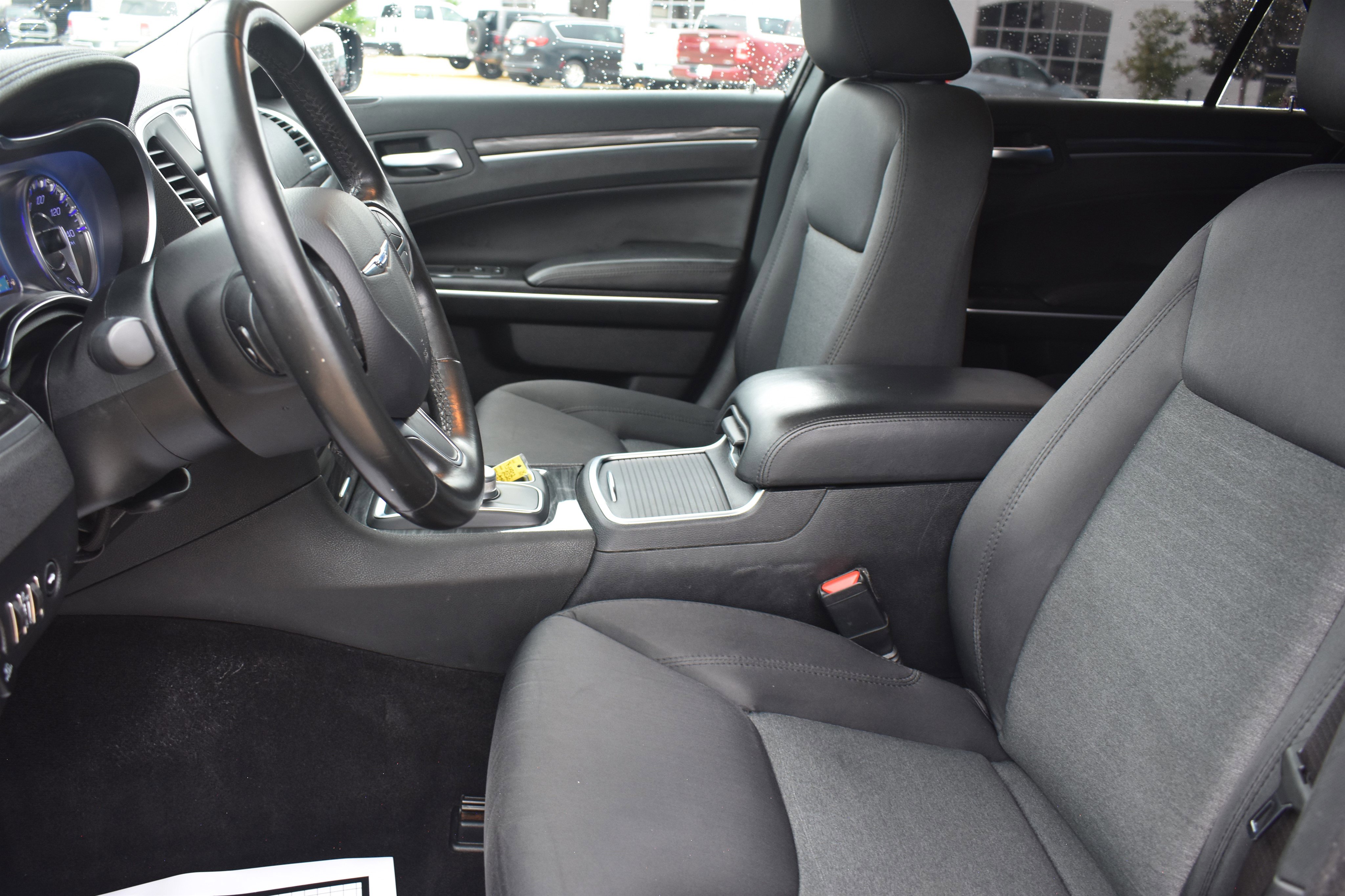 2020 Chrysler 300 Touring photo 4