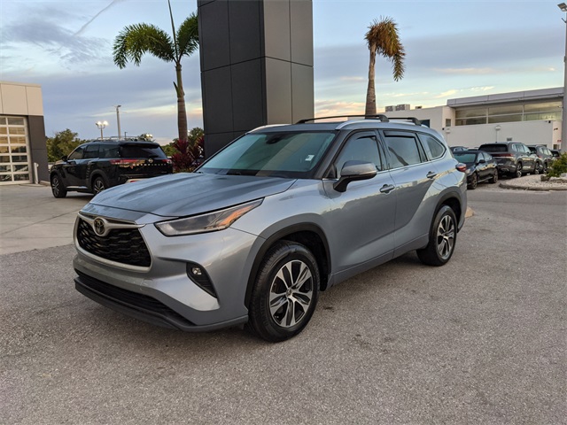 2021 Toyota Highlander XLE photo 2