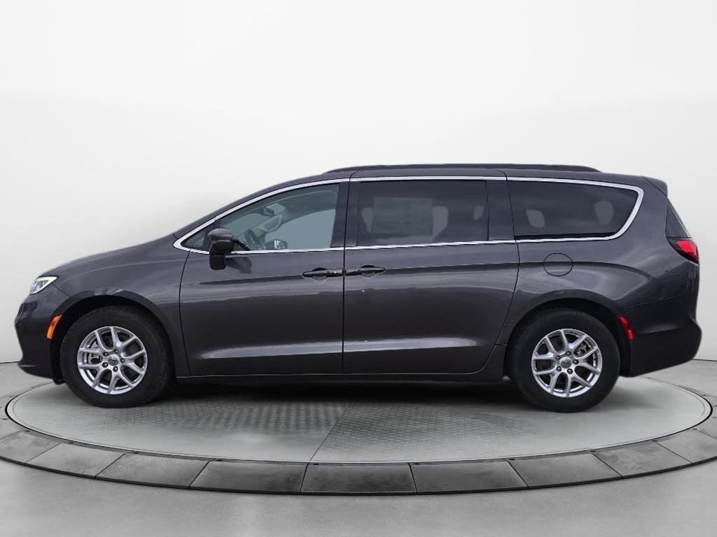 2022 Chrysler Pacifica Touring L photo 2