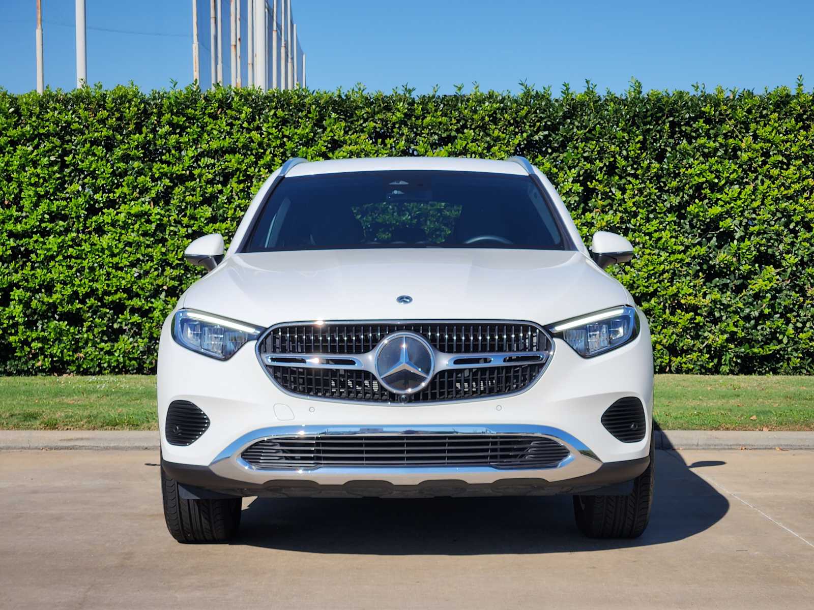 2025 Mercedes Benz GLC 300 photo 2