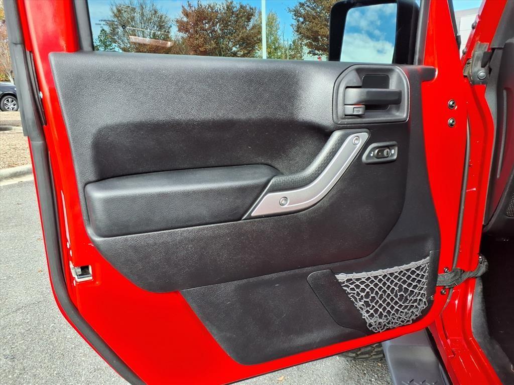 2015 Jeep Wrangler Unlimited Sahara photo 4