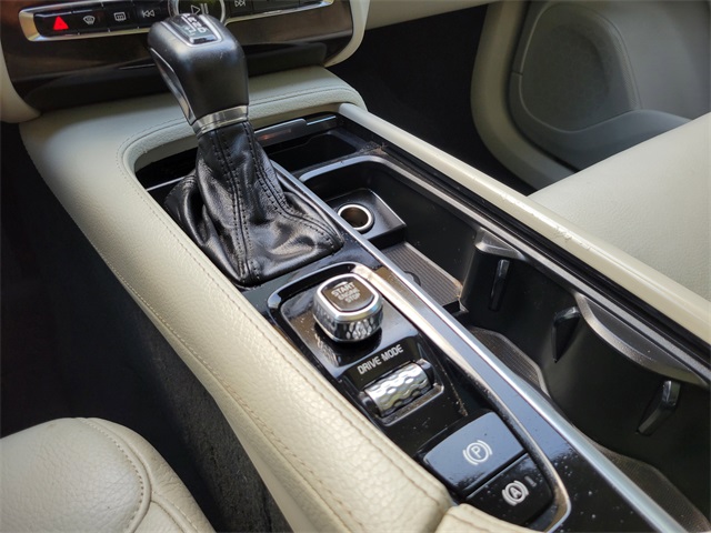 2019 Volvo XC90 T6 Momentum photo 19