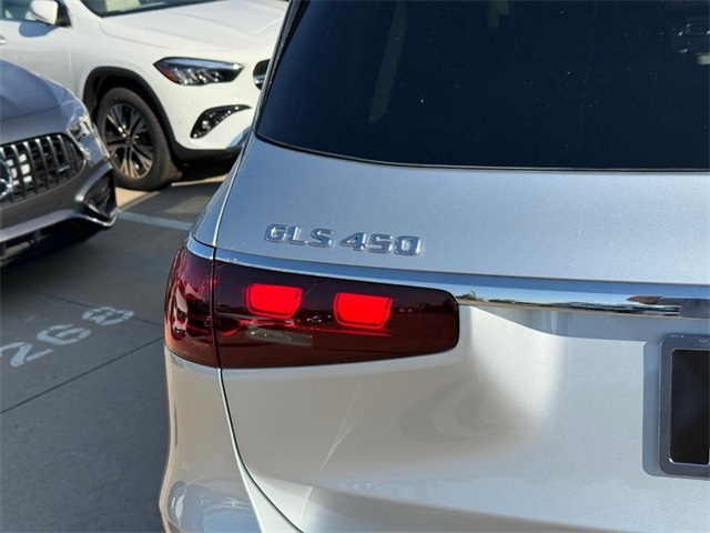 2026 Mercedes Benz GLS 450 4MATIC photo 4