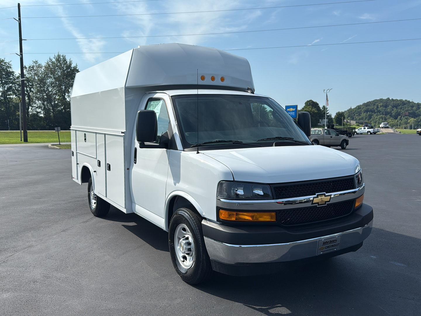 2025 Chevrolet Express 3500 Cutaway photo 3