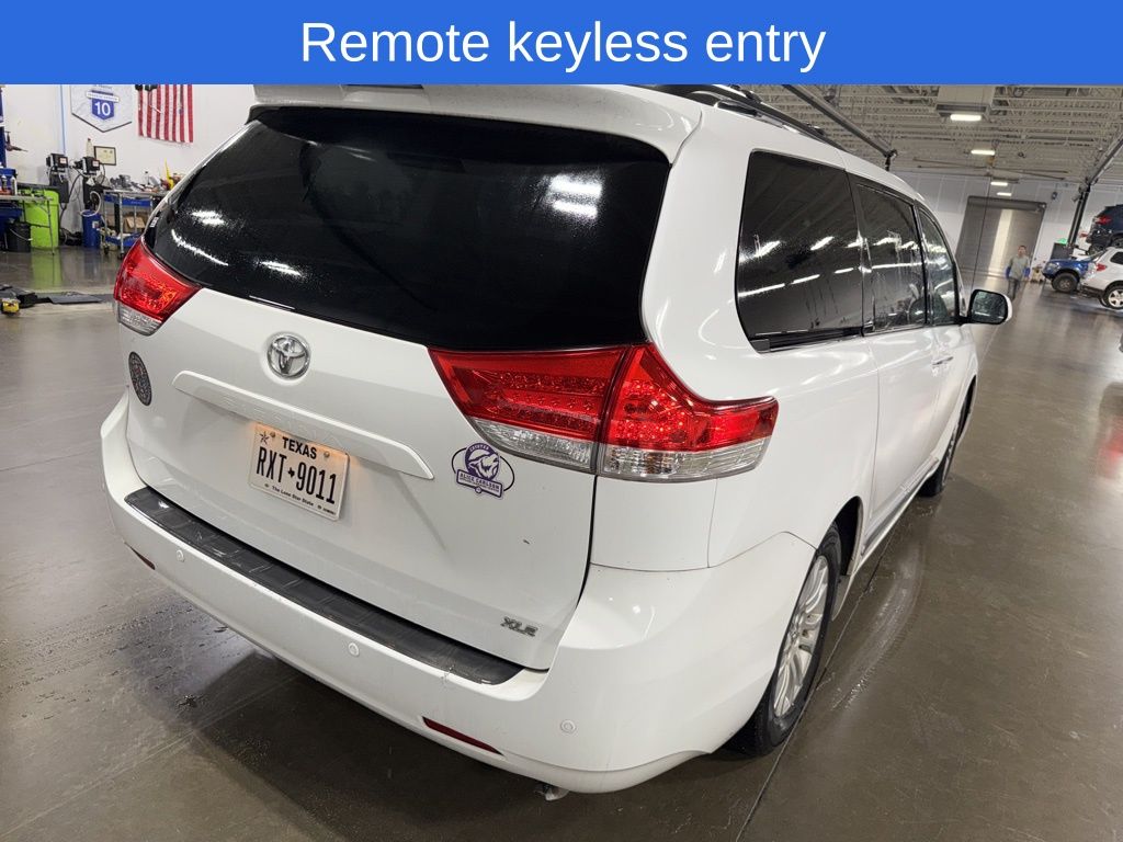 2012 Toyota Sienna XLE photo 3