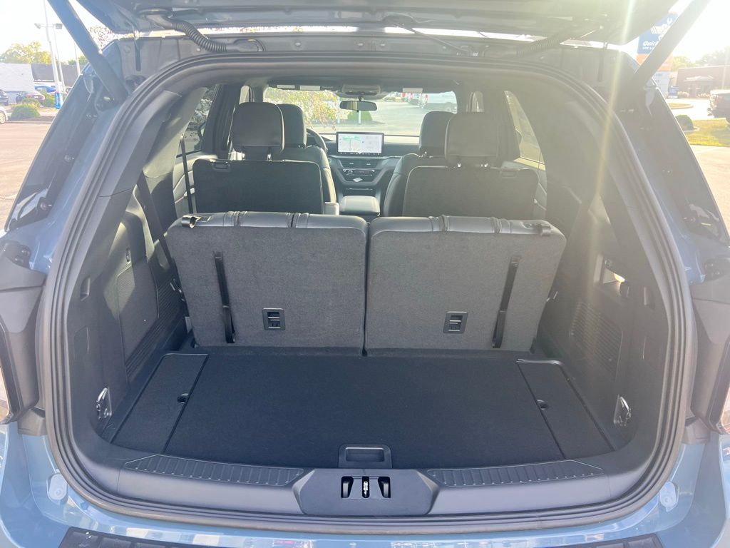 2025 Ford Explorer ST-Line photo 25