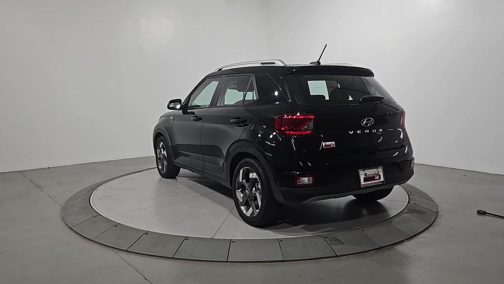 2024 Hyundai Venue SEL photo 2